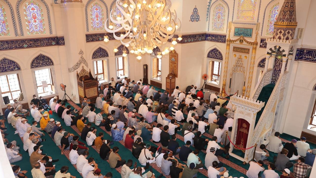 Tokyo Camisi’ne cemaat sığmadı, bayram namazı iki kez kılındı