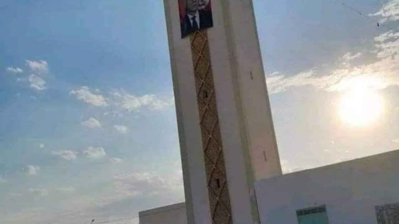 Tunus’ta darbeci lider Said, posterlerini camilere astırdı