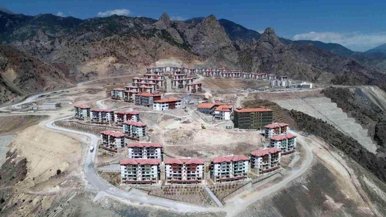 Yeni Yusufeli’nde bin 501 hak sahibi konutlarının tapularını aldı