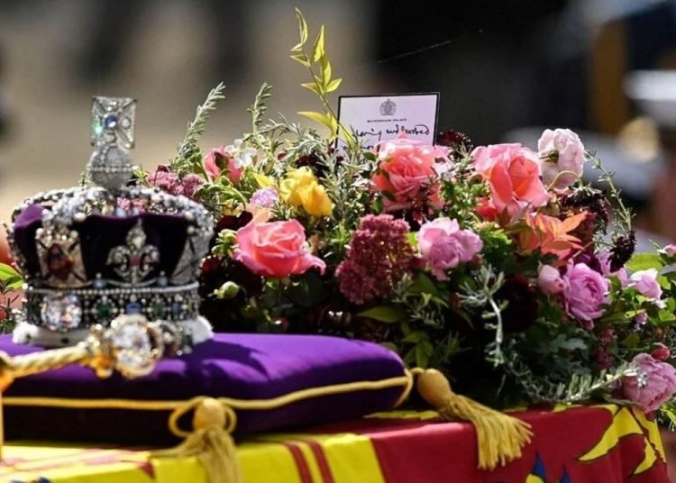 2. Elizabeth’in tabutunun üzerindeki gizemli notun sırrı çözüldü