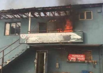 Kartepe’de Yangın: İki Katlı Binanın Üst Katı Alev Aldı