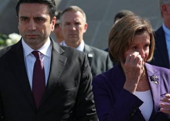 ABD Temsilcisi Pelosi, sözde soykırım anıtında sahte gözyaşları döktü