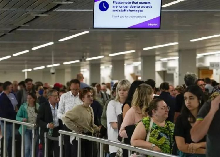 Amsterdam Havaalanı yolcu akışını sınırlıyor
