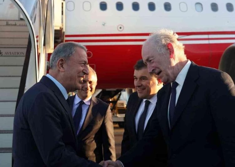 Bakan Akar, Londra’da İngiliz mevkidaşıyla görüştü