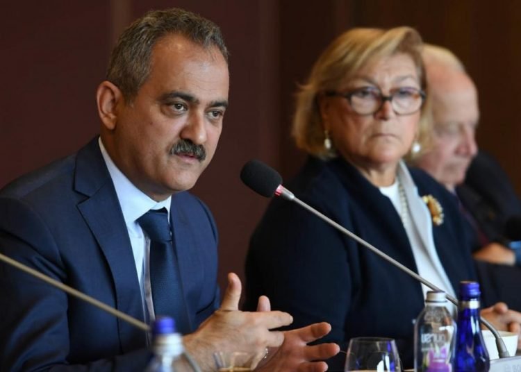 Bakan Özer, Eğitim Reformu Girişimi yöneticileriyle bir araya geldi
