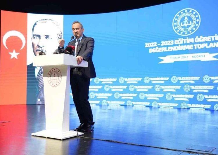 Bakan Özer: Kimin haddine öğretmenin yeterliliğini ölçmek