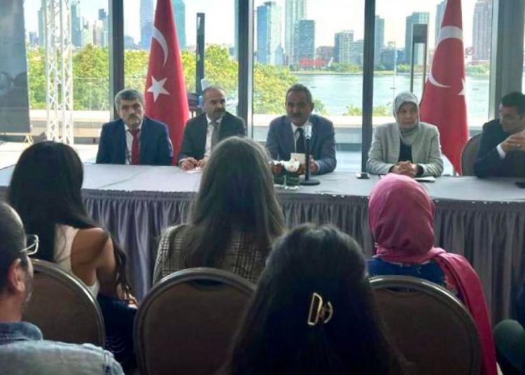 Bakan Özer, New York’ta tüm öğrenciler ve ataşeleriyle buluştu