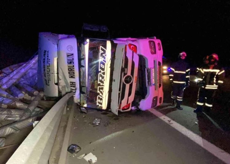 Bariyerlere çarpıp devrilen tır 70 metre sürüklendi: 1 yaralı