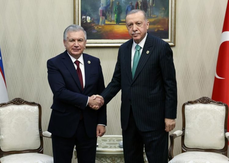 Başkan Erdoğan, Özbekistanlı mevkidaşı Mirziyoyev ile görüştü