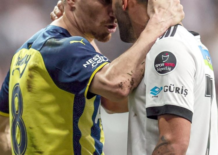 Beşiktaş-Fenerbahçe derbilerinde kartlar havada uçuşuyor!