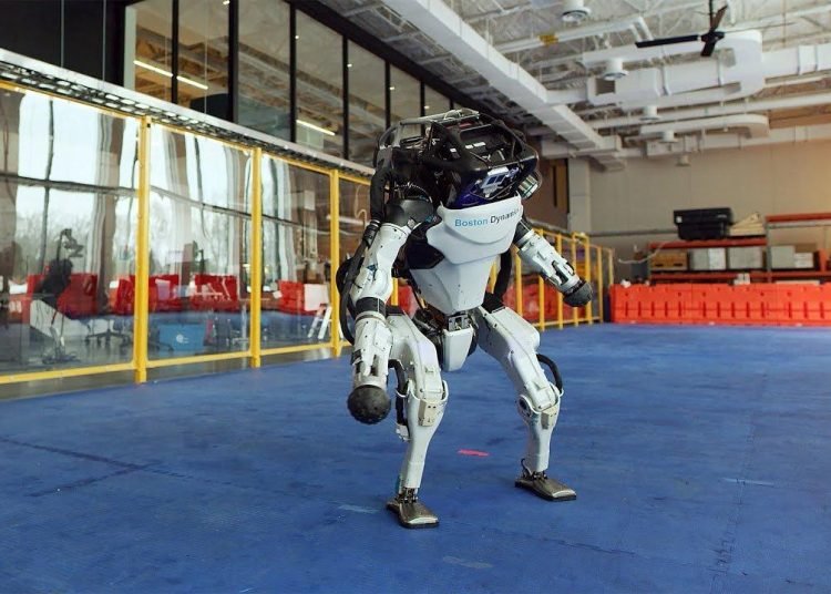 Boston Dynamics robotlarını asla silahlandırmayacağını söyledi