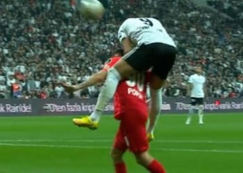 Cenk Tosun’un golünde faul tartışması! Sosyal medyada tepki çekti