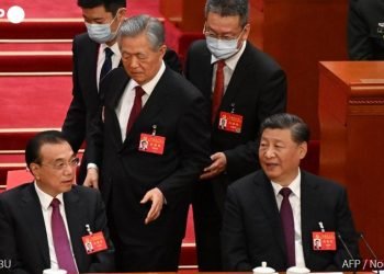 Çin Komünist Parti Kongresi sona erdi: Eski devlet başkanı salonda atıldı