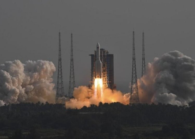 Çin’in 23 tonluk roket parçası Dünya’ya düşecek