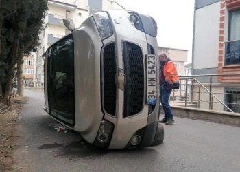 Devrilen otomobilin içinden burnu bile kanamadan çıktı