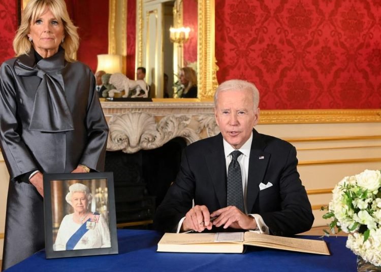 Elizabeth’in cenazesine katılan Biden’ın kopya çekmesi gündem oldu