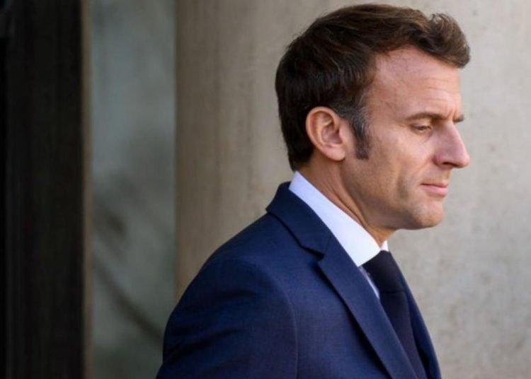 Emmanuel Macron: Krizlerden geçiyoruz