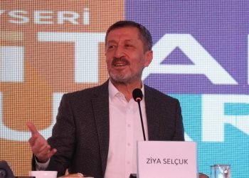Eski Bakan Selçuk: Her şey kendisine hazır sunulan çocuklar zorlanıyor