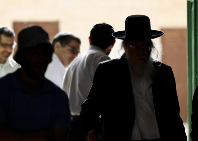 Fanatik Yahudiler, Batı Şeria’da Kur’an-ı Kerim’leri parçalayarak çöpe attı