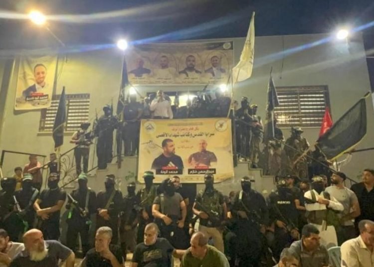 Filistinli gruplardan mülteci kampında askeri geçit töreni