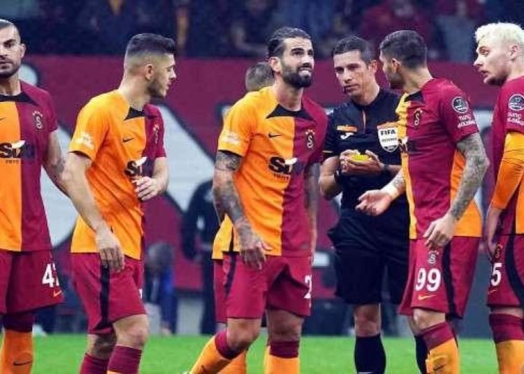 Flaş sözler! “Kimse ağlamasın! Dursun Özbek o hakemlere çiçek verdi”