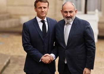 Fransa Cumhurbaşkanı Macron, Ermenistan Başbakanı Paşinyan’la Paris’te bir araya geldi