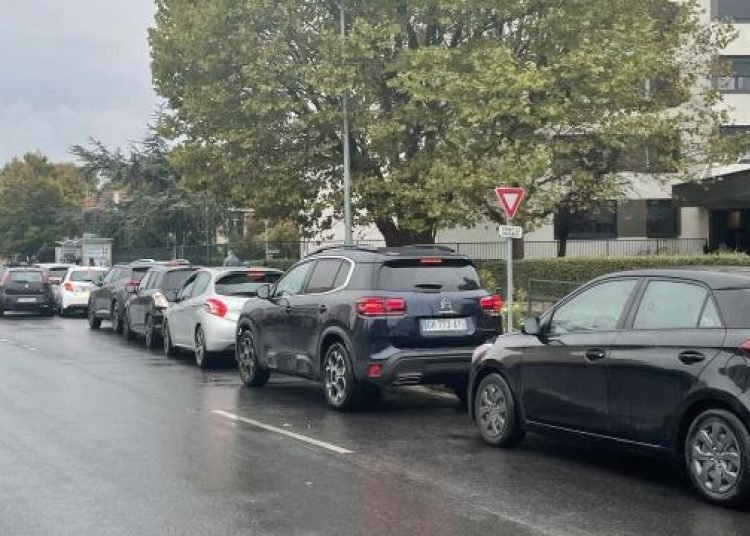 Fransa’da benzin kuyrukları gündelik hayatın bir parçası oldu