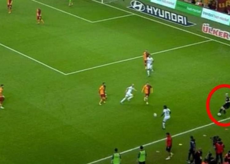 Galatasaray-Alanyaspor maçında yan hakemin hareketi gündem oldu!