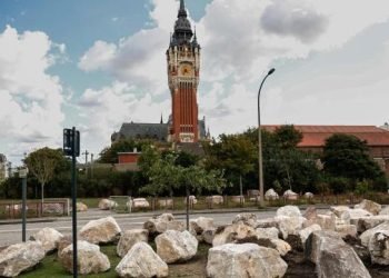 Göçmenler kamp kurmasın diye merkezi noktalara kaya döşediler