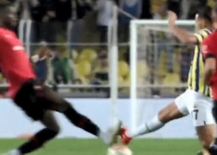 Hakemden skandal karar! Fenerbahçe faul bekledi