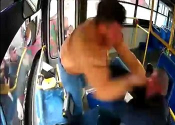 Halk otobüsünde dehşet anları: Öfkeli yolcu şoförü defalarca böyle yumrukladı