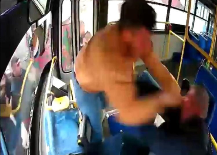 Halk otobüsünde dehşet anları: Öfkeli yolcu şoförü defalarca böyle yumrukladı