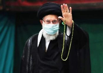 Hamaney’den “ölmedim, yaşıyorum” pozu