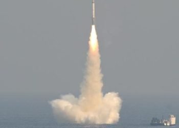 Hindistan denizaltından balistik füze denemesi yaptı