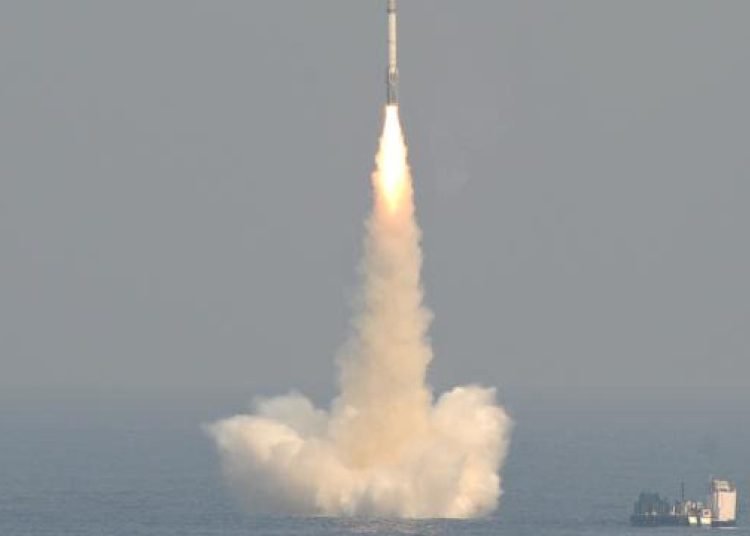 Hindistan denizaltından balistik füze denemesi yaptı