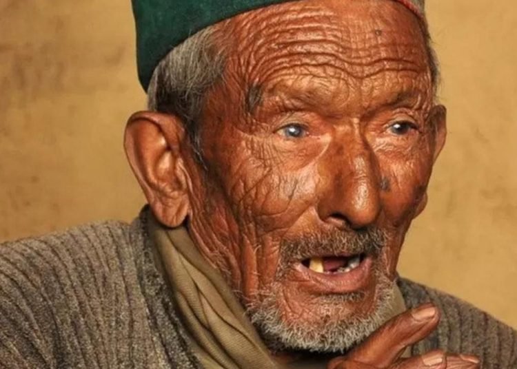 Hindistan’ın ilk seçmeni 105 yaşında hayatını kaybetti