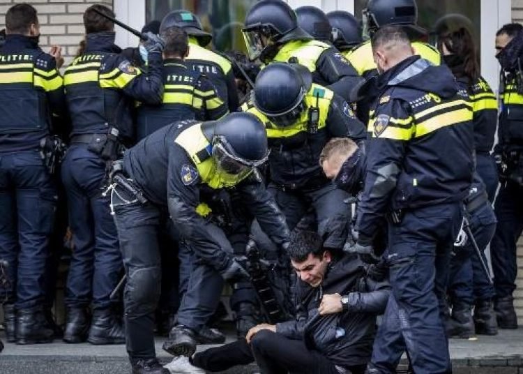 Hollanda’da polise saldıran 12 PKK yandaşı gözaltına alındı