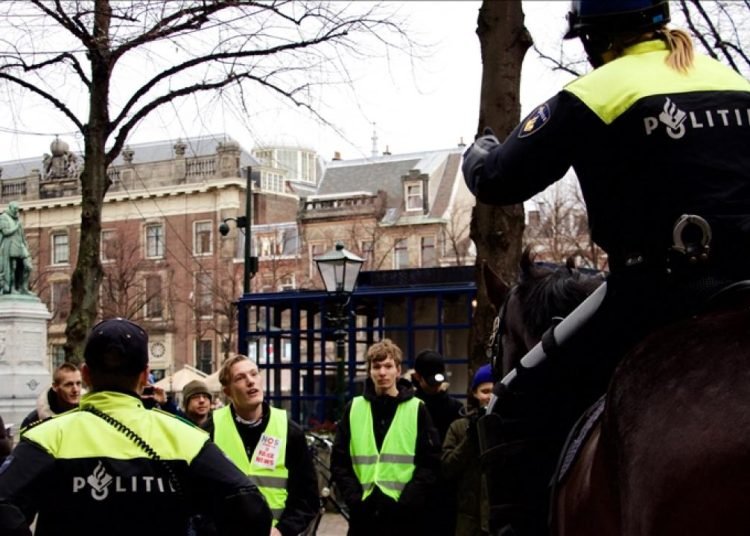 Hollanda’da polislere başörtüsü izni çıkabilir!