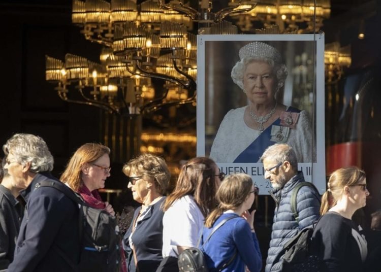 İngiltere Kraliçesi 2. Elizabeth son yolculuğuna uğurlanıyor: Peki bugün neler yaşanacak?