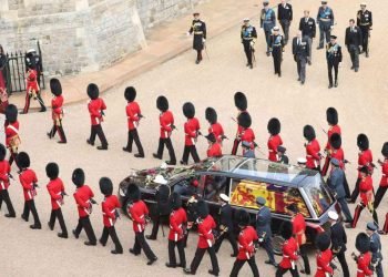 İngiltere Kraliçesi 2. Elizabeth’in tabutunu çeyrek milyondan fazla kişi ziyaret etti