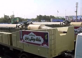 İran 1400 kilometre menzilli yeni balistik füzesini sergiledi
