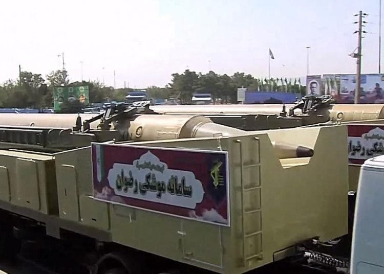 İran 1400 kilometre menzilli yeni balistik füzesini sergiledi