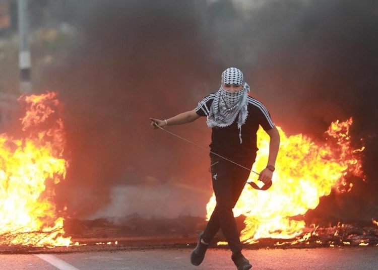 İsrail askerleri 2 Filistinliyi şehit etti