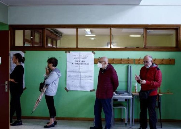 İtalya’da sandıklar kapandı