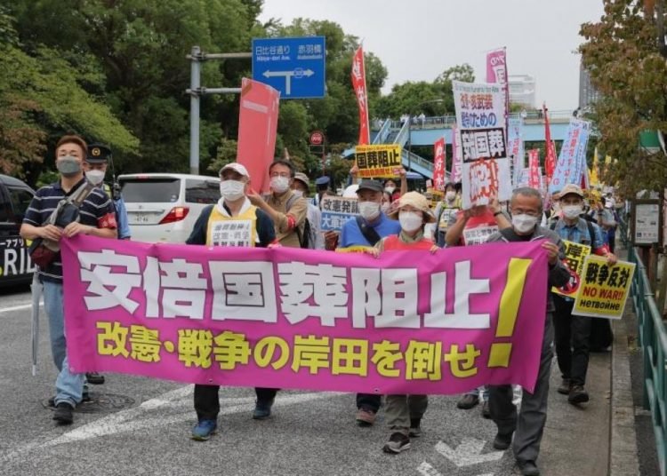 Japonlar Şinzo Abe’nin cenaze törenini protesto etti