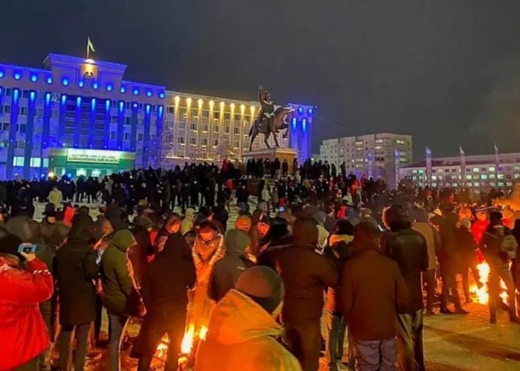 Kazakistan, savaştan kaçan Ruslara karşı tedbir alacak