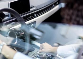 Kendi otomobili tarafından üç kez ezildi