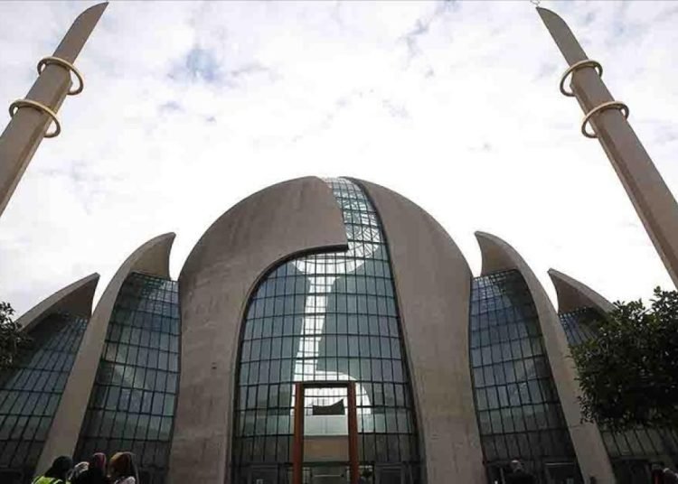 Kölnlü Müslümanlar, cuma günleri hoparlörden okunacak ilk ezanın heyecanını yaşıyor