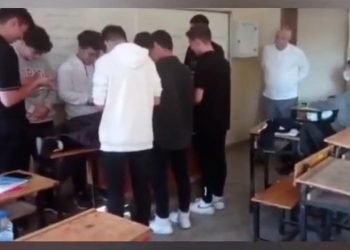 Komik mi trajik mi: Derse gelen öğretmenlerini “cenaze töreniyle” karşılayan öğrenciler