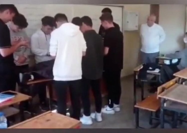 Komik mi trajik mi: Derse gelen öğretmenlerini “cenaze töreniyle” karşılayan öğrenciler